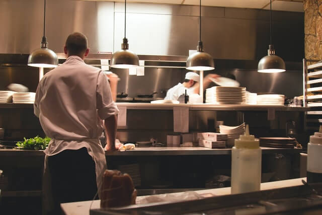 Főoldal chef standing in restaurant kitchen