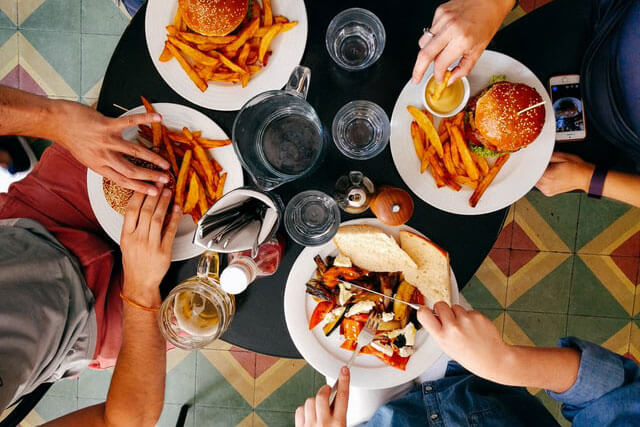 Főoldal having lunch together